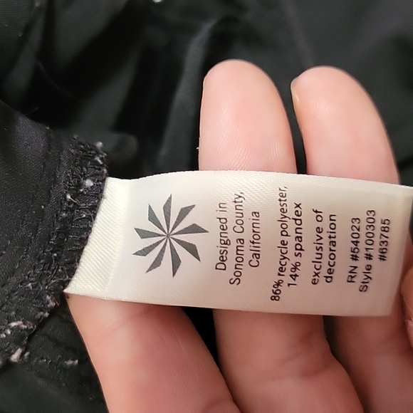 Athleta black low rise dipper capris size 2 - Picture 8 of 8